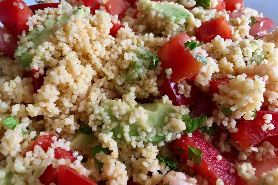 Couscous-Salat mit Avocado, Tomaten, Paprikaschoten und Minze