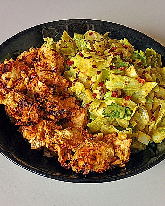Exotischer Salat mit Curry-Dressing und Hähnchen