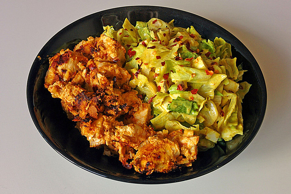 Exotischer Salat mit Curry-Dressing und Hähnchen