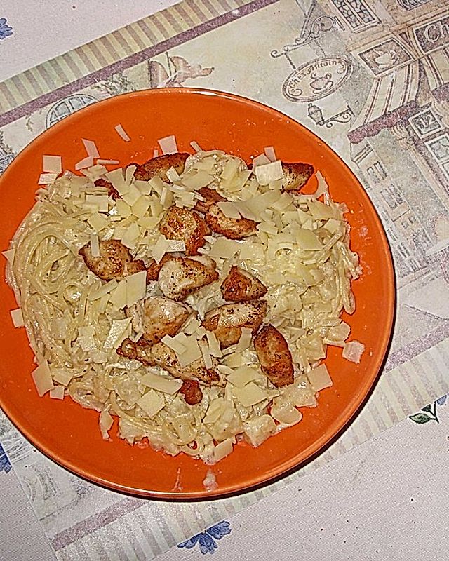 Spaghetti mit Sellerie-Zwiebelsoße und Hähnchenfilet