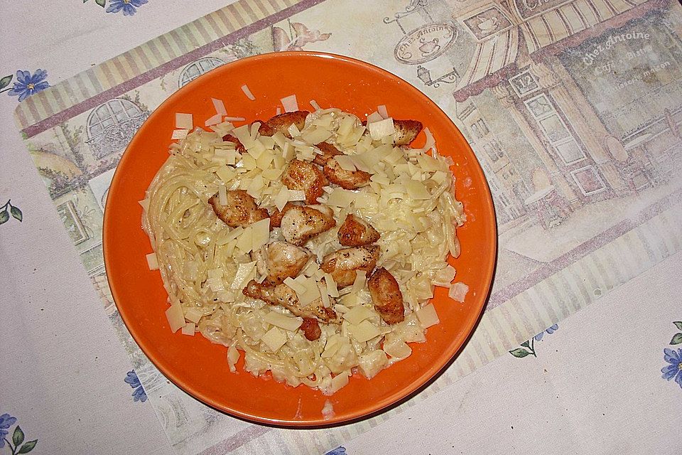 Spaghetti mit Sellerie-Zwiebelsoße und Hähnchenfilet