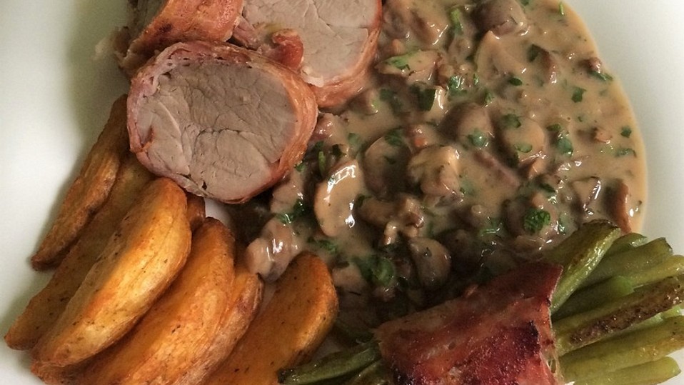 Ganzes Schweinefilet im Speckmantel mit Kräuter-Rahm-Champignons nach ...