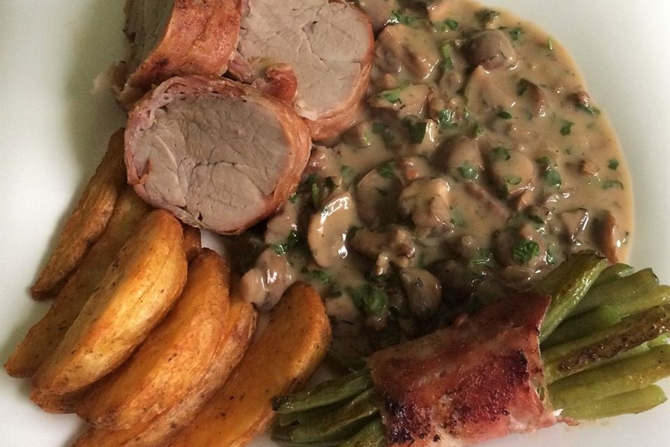 Ganzes Schweinefilet im Speckmantel mit  Kräuter-Rahm-Champignons nach Jägerart