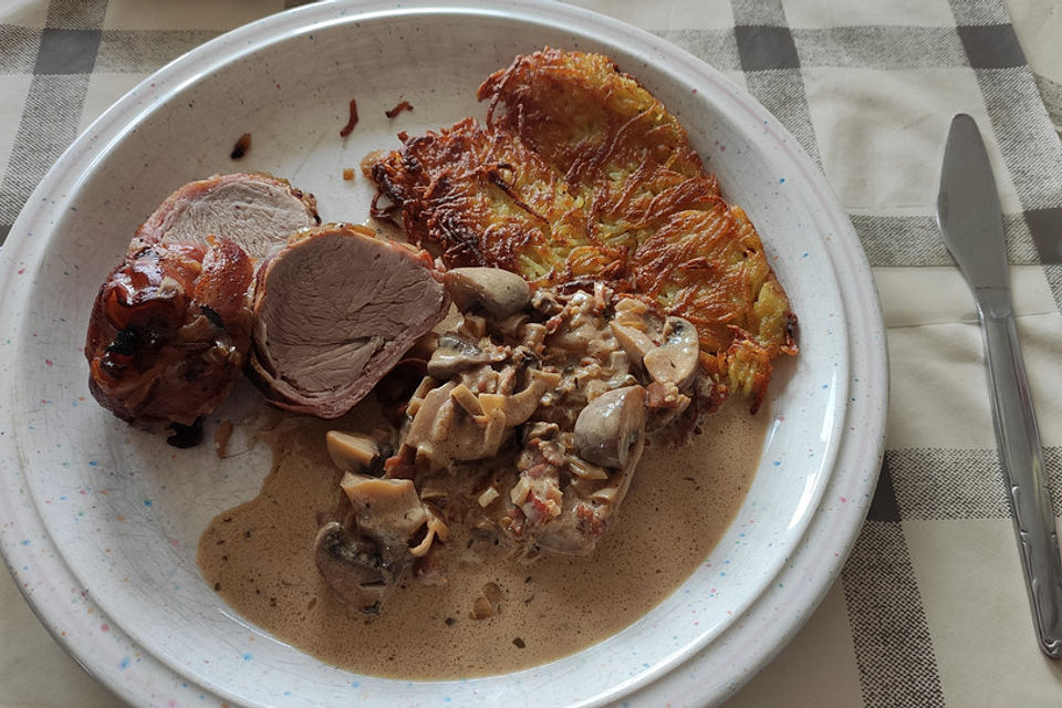 Ganzes Schweinefilet im Speckmantel mit  Kräuter-Rahm-Champignons nach Jägerart