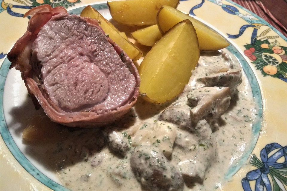 Ganzes Schweinefilet im Speckmantel mit  Kräuter-Rahm-Champignons nach Jägerart