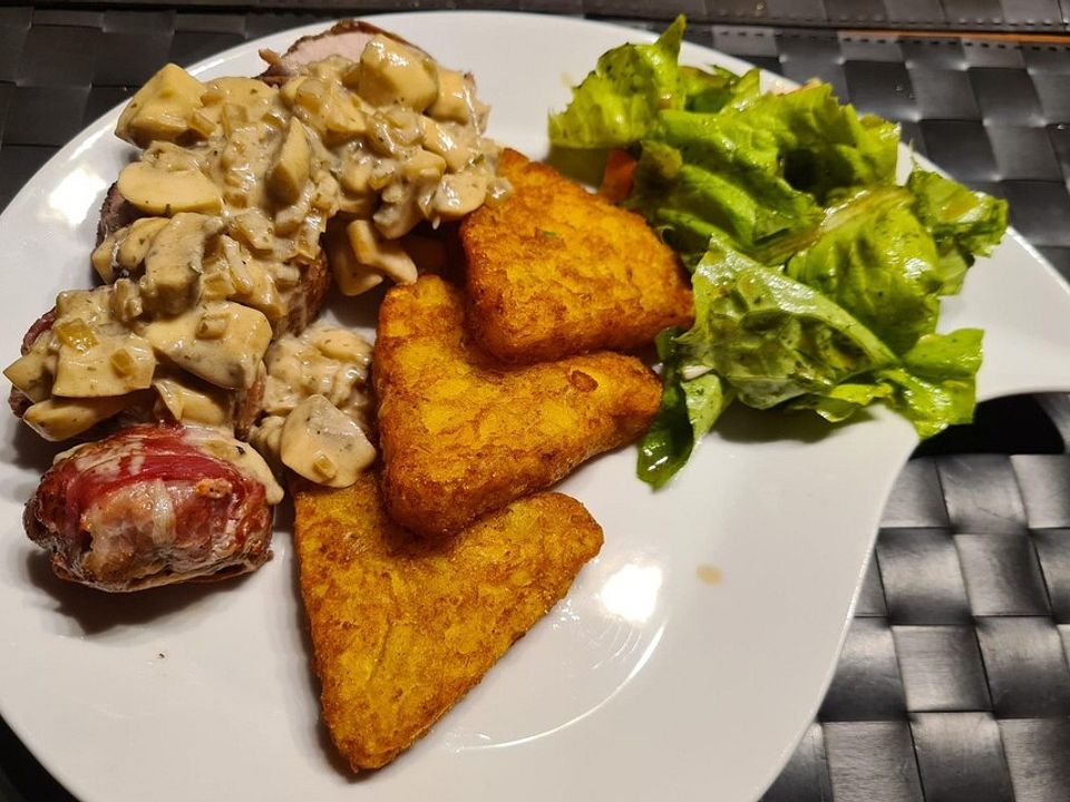 Ganzes Schweinefilet im Speckmantel mit Kräuter-Rahm-Champignons nach ...