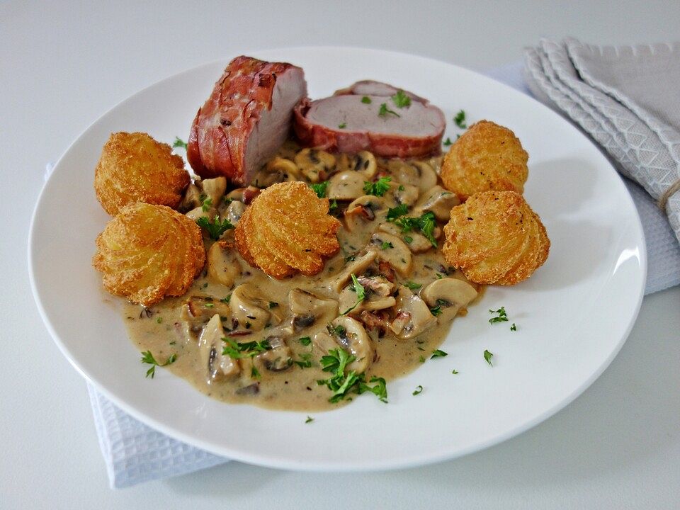 Ganzes Schweinefilet im Speckmantel mit Kräuter-Rahm-Champignons nach ...