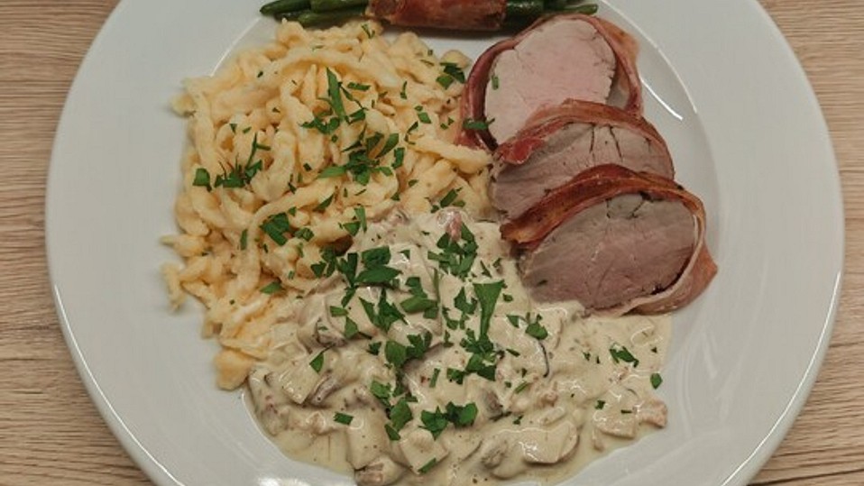Ganzes Schweinefilet im Speckmantel mit Kräuter-Rahm-Champignons nach ...