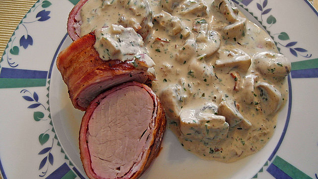 Ganzes Schweinefilet im Speckmantel mit Kräuter-Rahm-Champignons nach ...