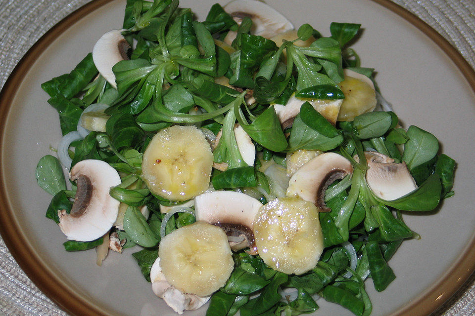 Feldsalat mit Bananen und rohen Champignons