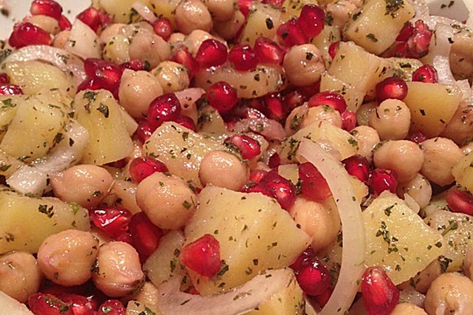 Orientalischer Kichererbsensalat mit Granatapfelkernen Orientalischer Kichererbsensalat mit Granatapfelkernen