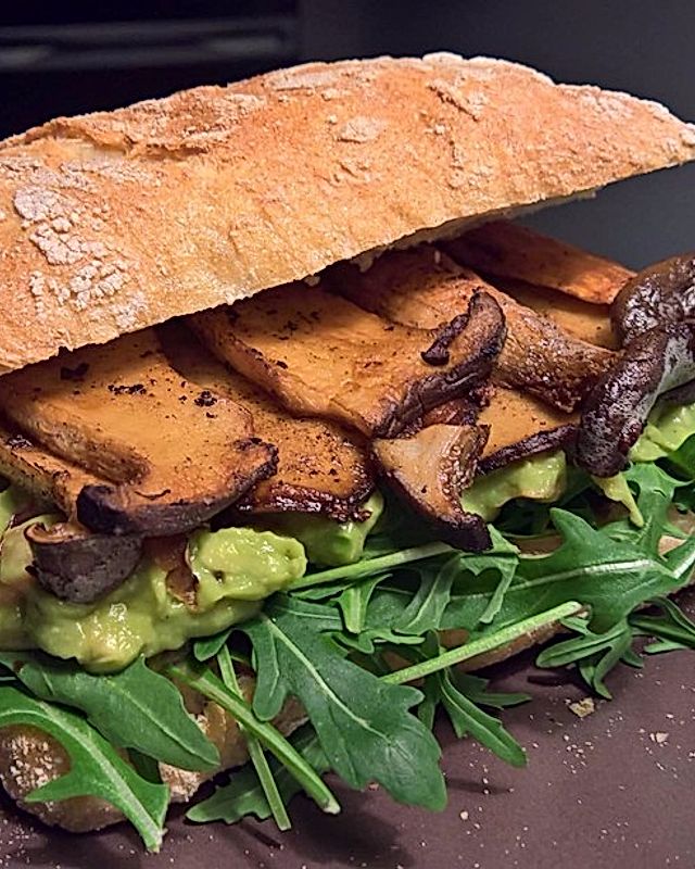 Sandwich mit Kräuterseitlingen und Guacamole