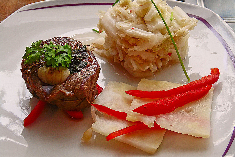 Rinderfiletsteak mit scharfem Chinakohlsalat, Paprika und Sellerie