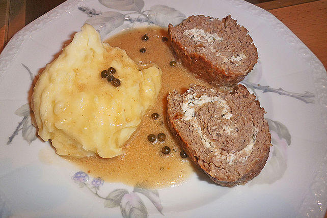 Hackbraten mit Frischkäsefüllung und Pfefferrahmsoße von SabrinaHauser ...