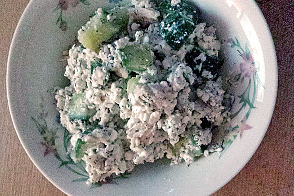 Gurkensalat mit körnigem Frischkäse und Geflügelaufschnitt Gurkensalat mit körnigem Frischkäse und Geflügelaufschnitt