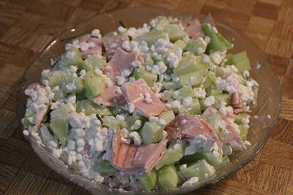 Gurkensalat mit körnigem Frischkäse und Geflügelaufschnitt