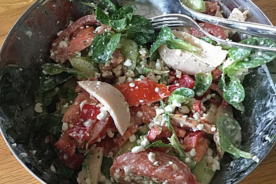 Gurkensalat mit körnigem Frischkäse und Geflügelaufschnitt Gurkensalat mit körnigem Frischkäse und Geflügelaufschnitt