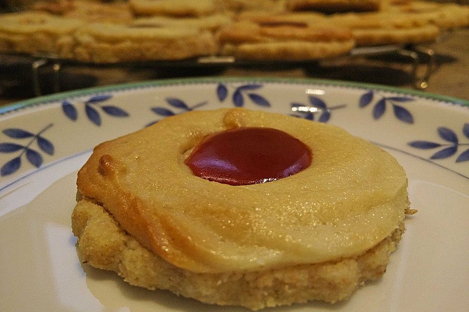 Plätzchen mit Marzipan und Hagebuttenmarmelade