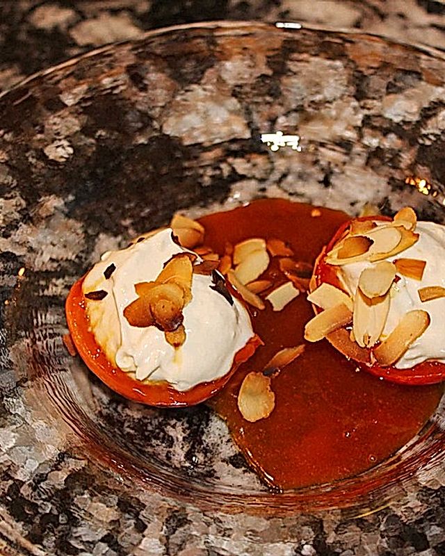 Aprikosen in Karamellsauce mit Joghurtcreme und Mandelblättchen