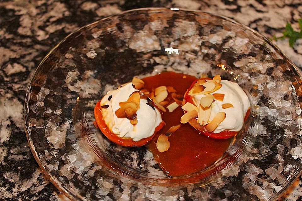 Aprikosen in Karamellsauce mit Joghurtcreme und Mandelblättchen