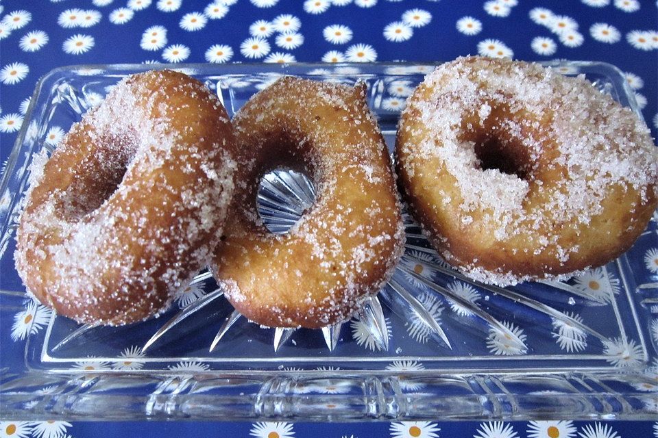 Frittierte Donut-Häppchen mit Zimt und Zucker