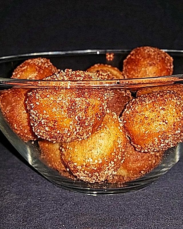 Frittierte Donut-Häppchen mit Zimt und Zucker