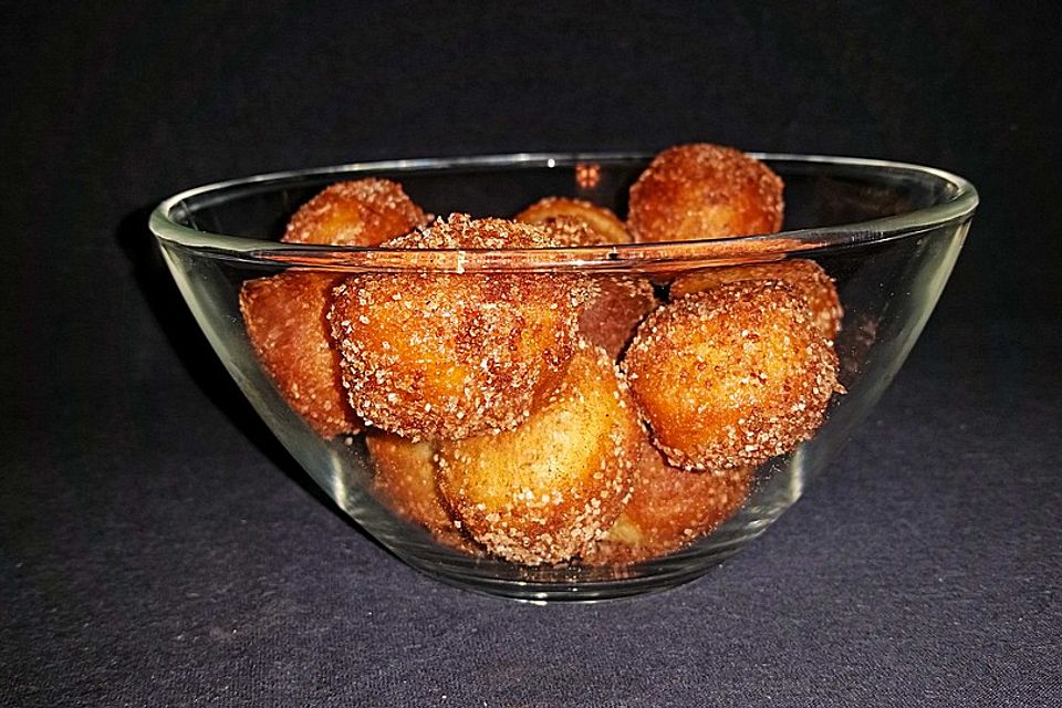 Frittierte Donut-Häppchen mit Zimt und Zucker