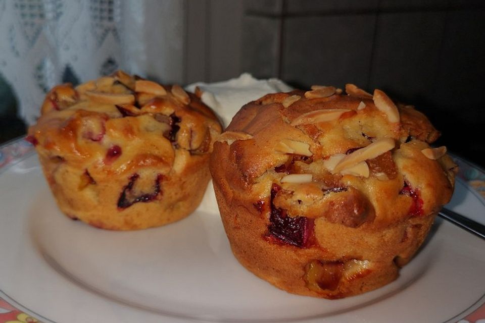 Muffins mit Pflaumen und Marzipan