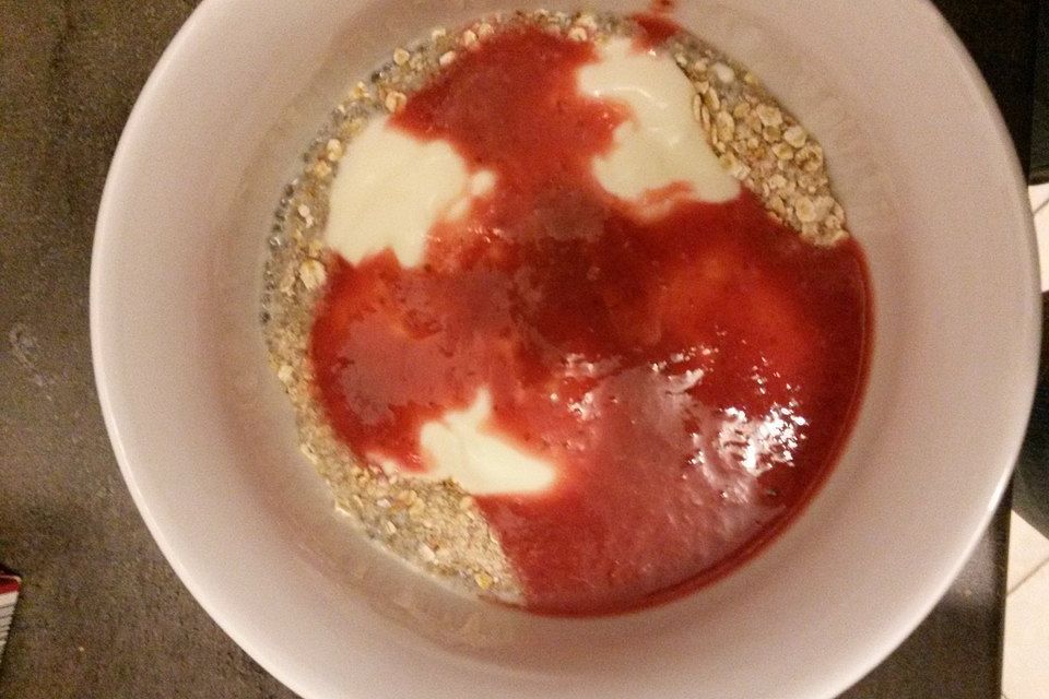 Joghurt-Frucht-Müsli mit Chia Samen