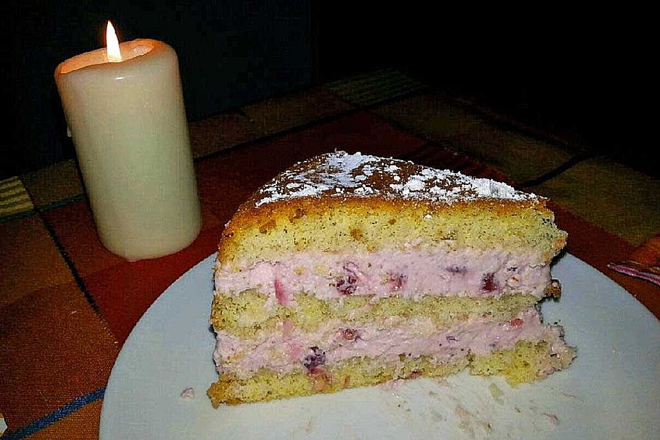 Leichte Preiselbeer-Sahnetorte