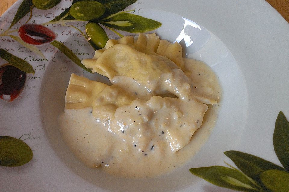 Ravioli mit Maronenfüllung und Béchamel-Apfel-Sauce