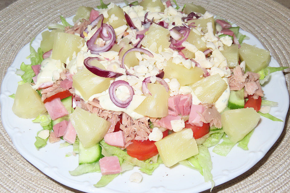 Salat mit Thunfisch und Ananas