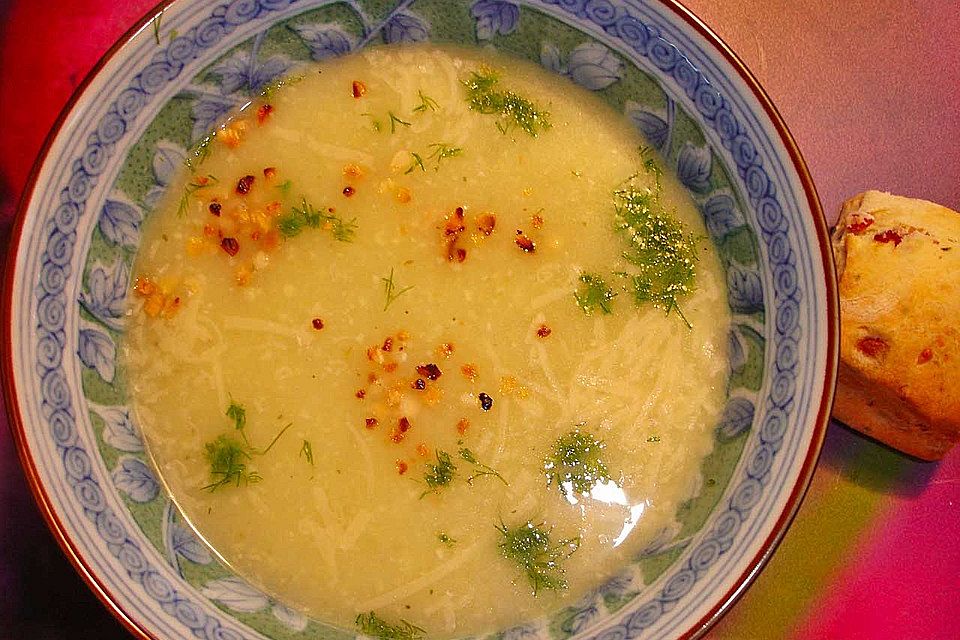 Fenchelsuppe mit Apfel, Mandeln und Parmesan