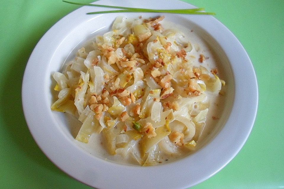 Chicoreegemüse mit Sahne und Walnüssen