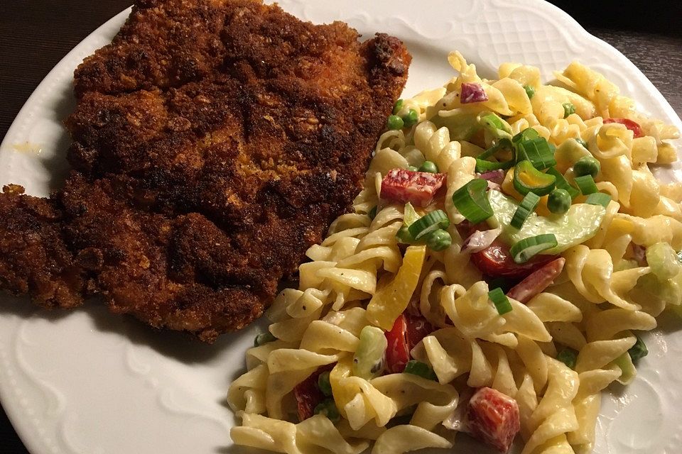 Hähnchenschnitzel in Knusperhülle mit buntem Nudelsalat