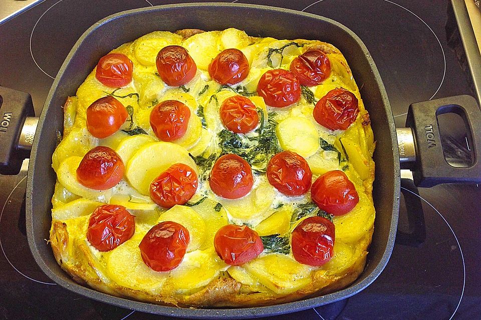 Tortilla de patata mit Rucola und Tomaten