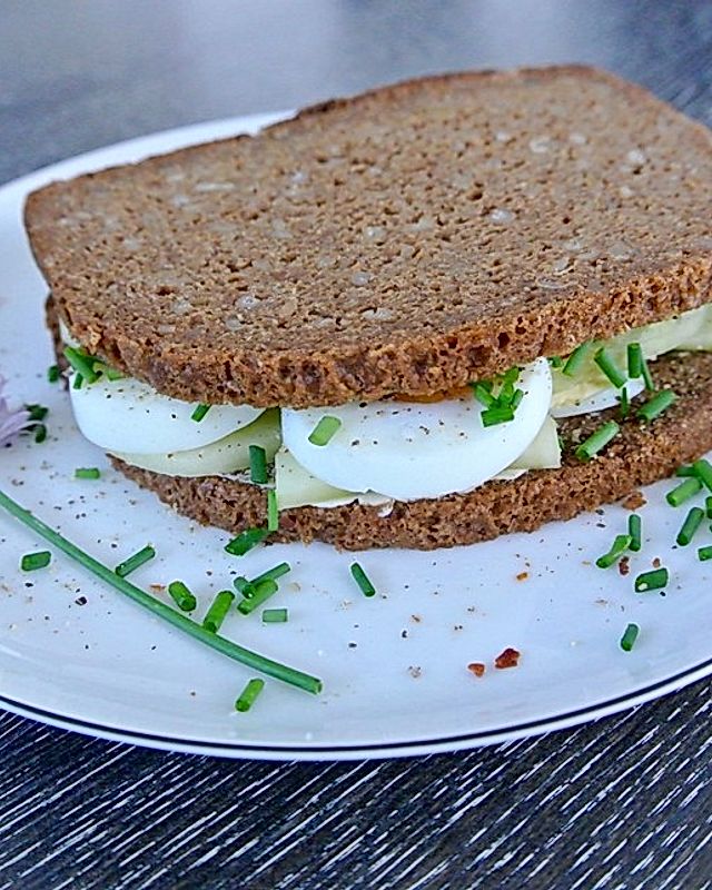 Sandwich mit Ei und Schinken