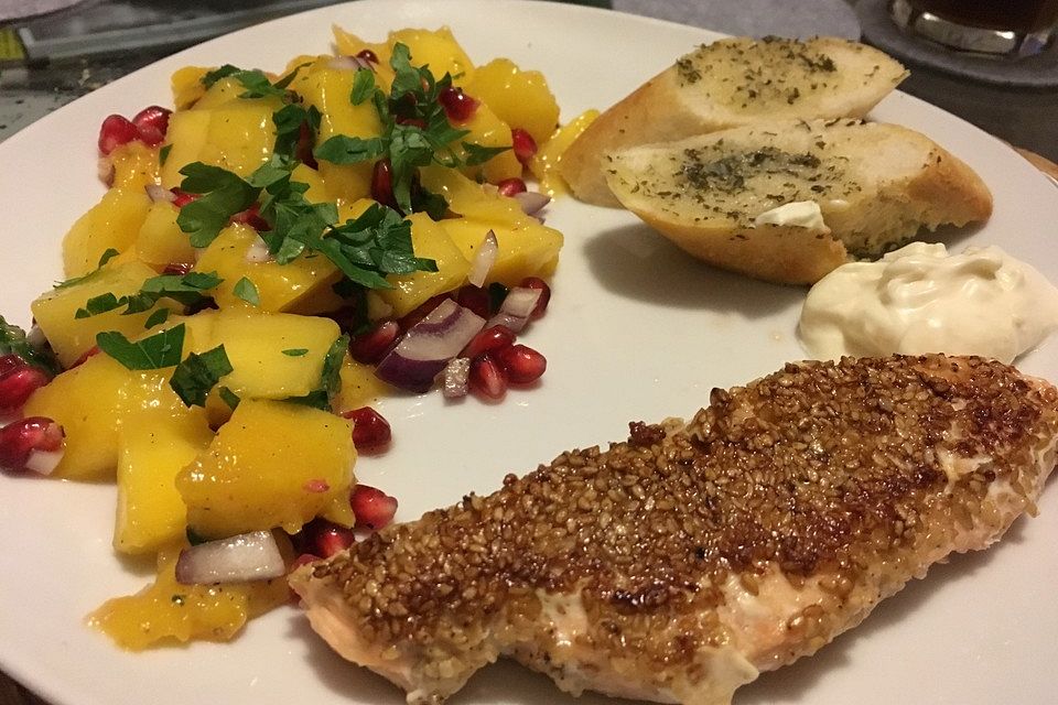 Lachs mit Sesamkruste und Mango-Granatapfel-Salat