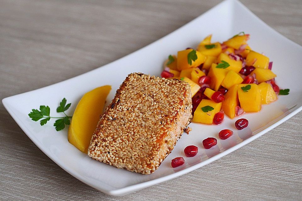 Lachs mit Sesamkruste und Mango-Granatapfel-Salat