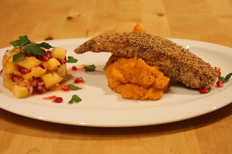 Lachs mit Sesamkruste und Mango-Granatapfel-Salat