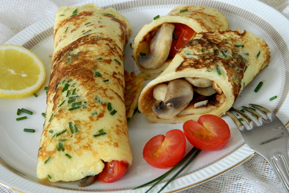 Vegetarische Kräuterpfannkuchen mit Tomaten-Pilz-Füllung