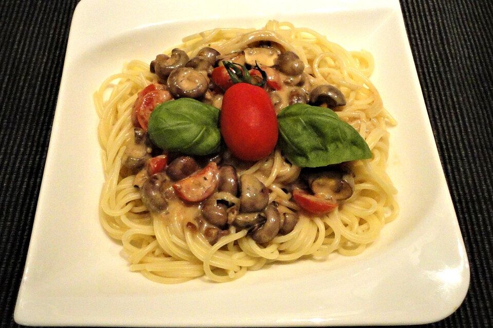 Spaghetti mit Camembert-Champignon-Soße mit Tomaten