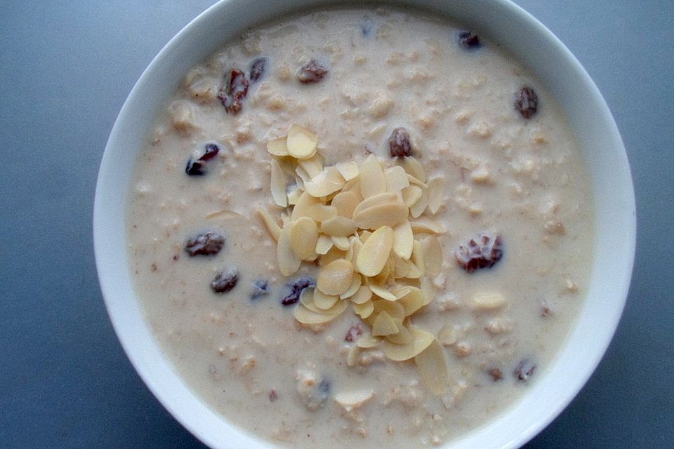 Süßer Porridge mit Rosinen, Cranberries und Mandeln