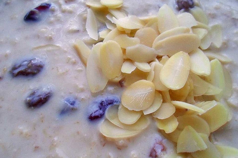 Süßer Porridge mit Rosinen, Cranberries und Mandeln