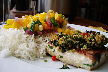 Koriander-Thunfischsteak mit Mango Salsa