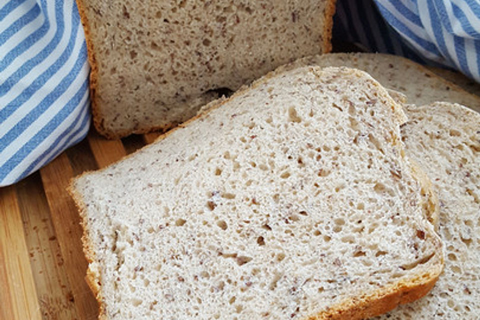 Kefir-Dinkel-Roggen-Brot mit Leinsamen und Sauerteig aus dem Brotbackautomat