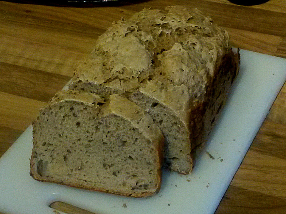 Kefir-Dinkel-Roggen-Brot mit Leinsamen und Sauerteig aus dem ...