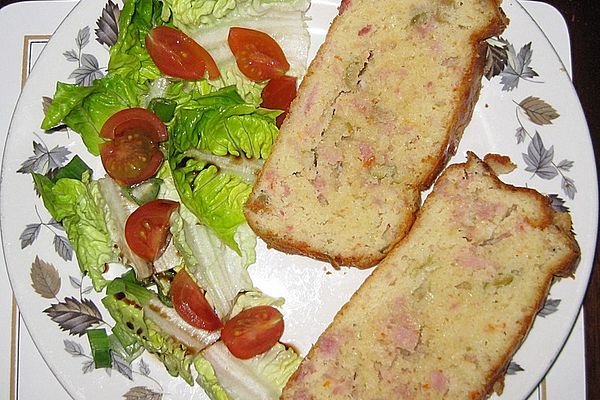 Französischer pikanter Kuchen mit Schinken und Bergkäse ...