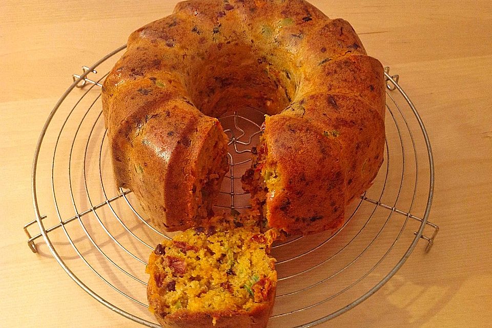 Französischer pikanter Kuchen mit Schinken und Bergkäse