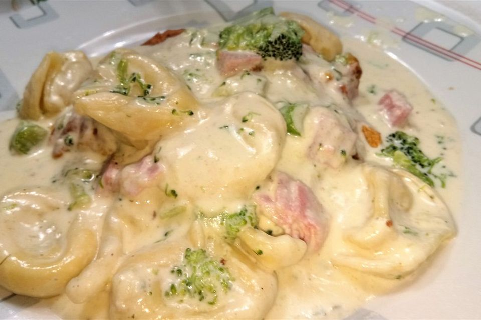 Tortellini-Auflauf mit Brokkoli und Schinken